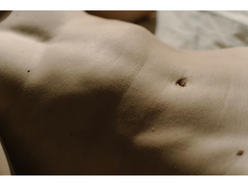 Corps nu allongé sur une bâche.