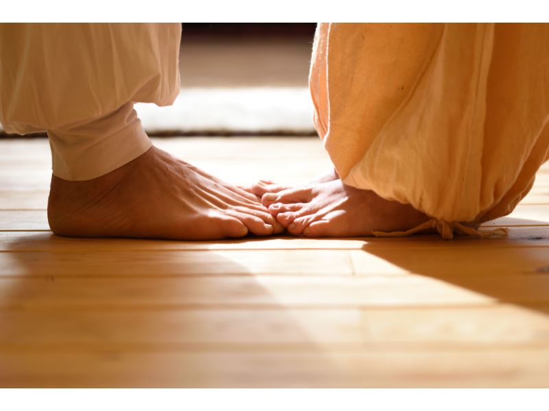 Deux personnes faisant une méditation tantrique.