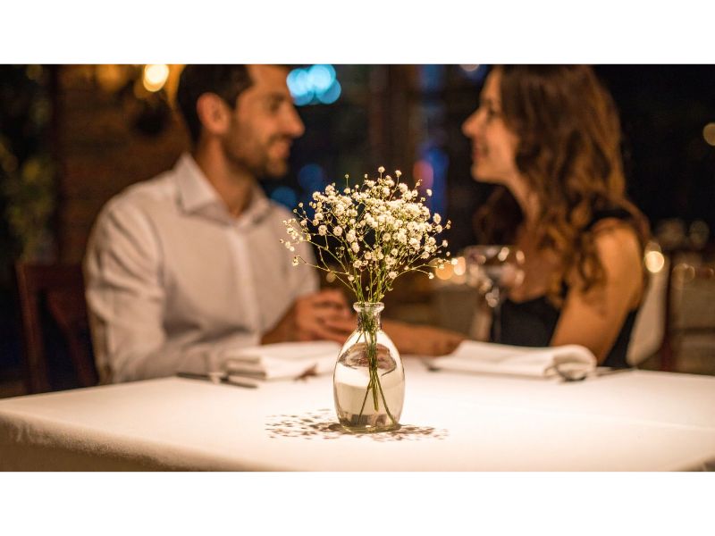 Une femme et un homme font un date au restaurant.